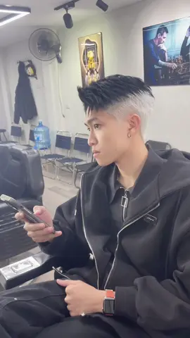Nhuộm tóc tạo nên sự khác biệt cho kiểu side part ivyleague#Xmas2023 #thịnhhành #fyp #capcut #capcutmaster #hair #thebarber 