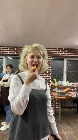 Orang Russia makan gorengan pake sambel 🌶️🔥🤩 #russia #makananindonesia #makanan #indonesia 