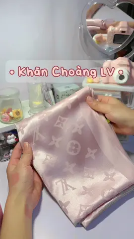 🤍 Khăn quàng LV màu hồng phối đồ sang lắm lun #fyp #xh #xhtiktok #xuhuongtiktok #LearnOnTikTok #unboxing #khanquangco #khanchoang #khanlv 