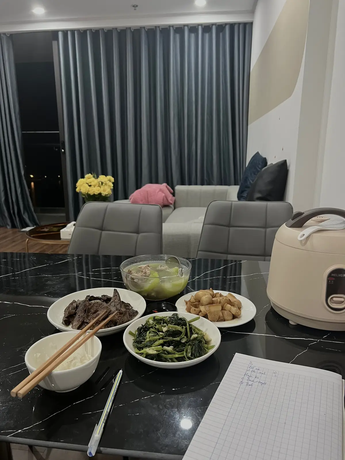 Em có thể ăn cơm một mình,1 mình làm mọi việc,đi đâu đó 1 mình.Em nói em có thể nhưng không phải em muốn thế.