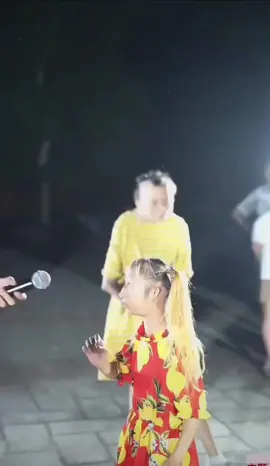 This is my favorite video! just iconic #xiaoxiao #chinese #chinesegirl #douyin #meninachinesa #chinesekickgirl #chinesejunkfood #fy #wolong #singing #fyp #xiaoxaiofight 