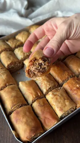 Çarşamba Kıvratması Tarifi için instagram sayfamı ziyaret edebilirsiniz🌸💕 #baklavaa #baklavatarifi #atıştırmalıktarifleri #cookievideo #snacksrecipe #hazelnut 