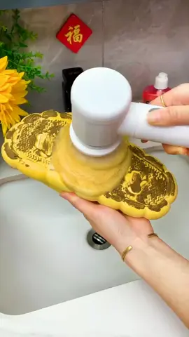 The electric cleaning brush comes with 4 brush heads, which can be used to clean shoes, tableware, stoves, etc.#Electriccleaningbrush #cleaningbrush 