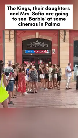 The Kings, their daughters and Mrs. Sofía are going to see 'Barbie' at some cinemas in Palma #royalspainfamily🇪🇸  #kingfelipe  #queenletizia  #princessleonorofspain🇪🇦💗  #infantasofia🇪🇸