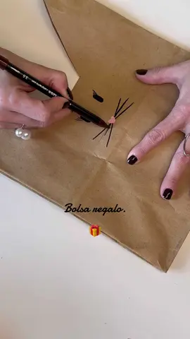 Una bolsa en forma de gatita para envolver un regalo 💕 #regalos #envolverregalos #regalospersonalizados #hechoamanoconamor #detalles_que_enamoran #bolsaderegalodepapel 