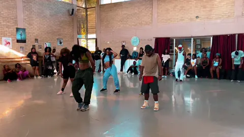 I enjoyed this workshop🙌🏽 Thank you Zoyi for sharing your knowledge and good vibes with us🫶🏽 Legoooo🔥🔥🔥🦅 Choreographer: @zoyi.lindi 🇿🇦  Hosts: Salt & Light Chronicles  🎥: @Daisy Mack🥺💜.!🦋  #StraightOuttaZimEnt🇿🇼🦅 #dance #workshop #house #hiphop #choreography #harare #zim 