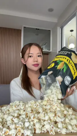White Cheddar Popcorn 🌽🧀 #popcorn #tastetest #snack #whitecheddarpopcorn #food #yummy #mukbang #crunchy 