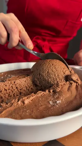 ✨GRANDI CLASSICI✨ ep. 3: MOUSSE AL CIOCCOLATO Ricetta tratta dal mio libro “storie di cucina” e perfetta per il cenone di fine anno🫶🏻 Si prepara piuttosto velocemente e soprattutto è perfetta per essere fatta in anticipo. Vi lascio le dosi in grammi, cosi che possiate  acquistare tuorli e albumi pastorizzati, se ne avete la necessità! ❤️ Ingredienti: 200g cioccolato fondente 200ml panna fresca  60g zucchero 30g burro 80g tuorlo (circa 4) 120g albumi (circa 4) Sale Procedimento passo passo nel mio libro “storie di cucina”✨ #mousse #chocolate 