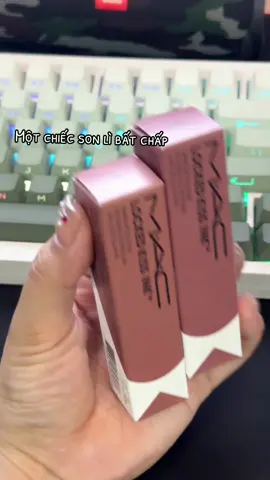 Ăn uống, hôn ngiu bất chấp luôn cũng không sợ trôi son 😁#maccosmetics #maclockedkissink #maclipstick #sonmoi #fybシviral #mibeautycosmetic #fyp 