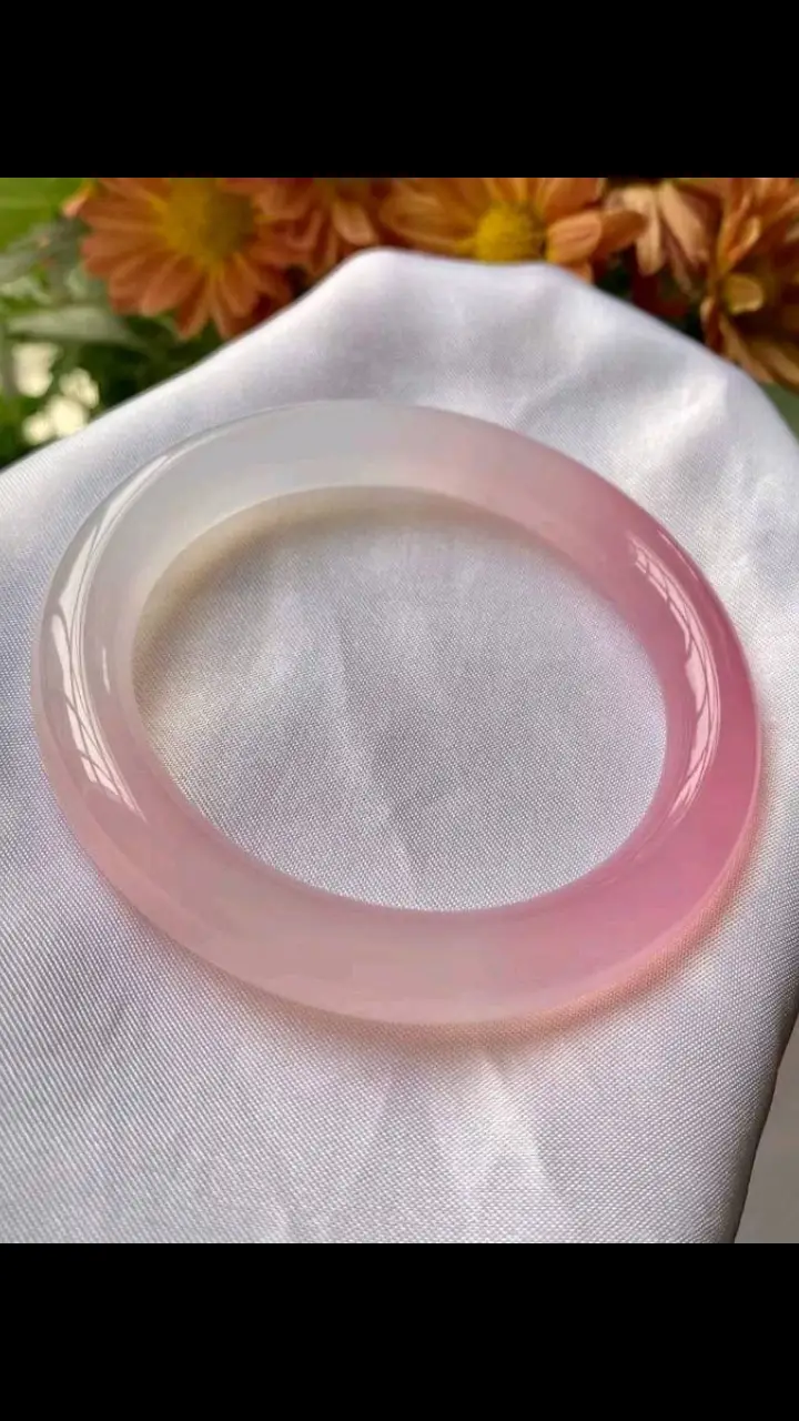 一款自带颜值的手镯来啦~半粉半白💕完全是一个颜值控手镯吖！！仙女范十足~💃冰透水润✨上手显白，无论怎样搭配，都可以闪亮整个冬季❄️ 原相机出图，无美颜无滤镜！！不仙图，喜欢🉑截图直接inbox我们❤️💌歡迎PM ！！更多珠宝首饰详情 ＃关注👉#汶明翡翠珠宝 📲𝗪𝗵𝗮𝘁𝘀𝗮𝗽𝗽+6011-20283638 www.wasap.my/60178266558/PM     #送礼必备 ＃先到先🉐＃新马邮寄 #深圳珠宝加工厂直供 #珠宝首饰 #樱花粉圆条美人镯 #分享好物 #定制珠宝  ＃纯天然品质 ＃支持检测