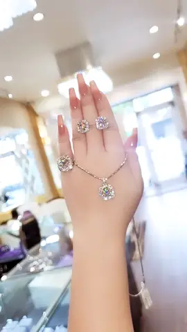 Sang Trọng & Kiêu Hãnh  💎 Sứ mệnh trở thành “người đồng hành” đem đến ánh hào quang cho các Quý cô đã thôi thúc HAR không ngừng sáng tạo trong từng thiết kế  ❤️ #kimcuongnuoicay #trangsuchar #botrangsuc #nhanhalo #trangsuchalo #matdayhalo 