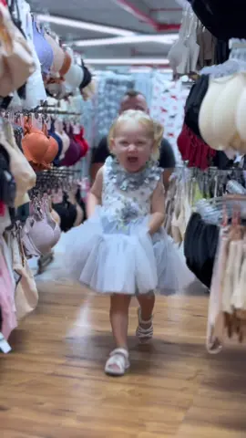 НОВОГОДНЯЯ СУЕТА 🎄  Какое платье в итоге купила Ева? Пишите в коменты 🤔  #суета #милоевидео #шопинг 