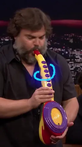 Para entrar em clima de fim de ano e muita festa com essa performance incrível de Jack Black brincando com seu 🎶🎷 saxofone de brinquedo no programa The Tonight Show do Jimmy Fallon . E vocês aí? Já estão em clima de festa? Conta pra gente nos comentários 💬 #Saxofone #TheTonightShow #JimmyFallon #Meme #Memes