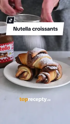 Nutella croissants Suroviny: 1 plát kynutého těsta Nutella 1 vejce na potření Postup: 1. Plát těsta potřete Nutellou.  2. Přehněte a rozkrájejte na trojúhelníky.  3. Každý trojúhelník zarolujte a položte na pečící papír.  4. Potřete rozšlehaným vejcem a dejte péct do trouby na 20-25 minut 170°C. #toprecepty #video #easy #Recipe #foryou #protebe #sladke #peceni #nutella #croissants 