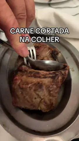 ⚽ RESTAURANTE PREFERIDO DO MARADONA! 🌍 Parrilla La Brigada, Estados Unidos 465, C1066 CABA, Argentina 💬 E dizem que a carne é tão macia que eles cortam com a colher! Vem com a gente conhecer o La Brigada! Que fica pertinho do Mercado de San Telmo e é completamente decorado com itens de futebol. Inclusive já recebeu visitas de vários famosos! O fundador ainda trabalha por lá todos os dias! Para iniciar os trabalhos, fomos experimentar o Chinchulin, que é o intestino delgado do boi! Como ele estava em um pedaço inteiro e é super borrachudo, confesso que era quase impossível de cortar, quase machuquei a mão tentando. Então só comemos alguns pedaços! Não era tão ruim, mas como não conseguíamos cortar, não dava para comer 🤣 Custou $ 4200, aproximadamente R$ 23. Depois fomos no clássico ojo de bife, que custou $ 11000 (R$ 60). Eles cortam com a colher para mostrar que é macio, mas confesso que o nosso não estava no ponto que pedimos.  Estava mal passada e fria por dentro, e não estava tão macia quanto parece rs. O atendimento do Julio foi ótimo, apesar de ter demorado um pouco no início pois só ele que tira os pedidos das mesas.  Não tivemos uma experiência tão boa no dia, mas já vi muita gente que adorou! E aí? Curtiu? Marca o @ de quem vai conhecer com você! #oquefazerbuenosaires #ondesairbuenosaires #dicasbuenosaires #roteirosbuenosaires #passeiobuenosaires #labrigada #melhoresrestaurantes #ondecomerbuenosaires #restaurantesbuenosaires #restaurantepreferido