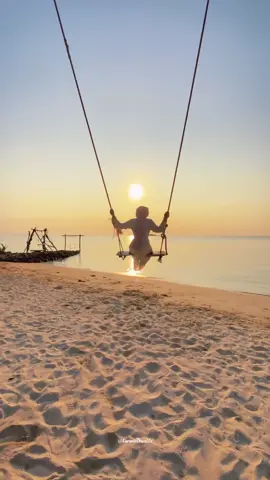 Ayunan di pantai bobby emang bikin nagih😍🥹 Kalau kaliah kesinih wajib coba nih kayanya!! More information Package Tour lainya : ☎️ +6281218088665 (Admin) WA/ Call IG : @karimuntravel.co Tiktok : @karimuntravel.co YouTube: Karimunjawa Travel Website: www.karimuntravel.com PT. Karimunjawa Travel NIB : 0306220008841 Jl slamet Riyadin kantor karimuntravel kepulauan Karimunjawa, Jawa Tengah indonesia ➖ ➖ ➖ ➖ ➖ ➖ ➖ ➖ ➖ ➖ ➖ ➖ #fyp #fypシ #viral #instagram #karimunjawa #karimuntravel #karimunjawaisland #noyaredja #2024 #desember #nataru