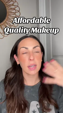 Raise your hand if you want affordable makeup 👋 @Kara Beauty came through with quality makeup that wont break the bank. You can shop this look on my @Trendio account 🖤  #affordablemakeup #budgetmakeup #millenialmakeup #makeupover30 #makeupbrushset #eyeshadowpalette #easymakeup #everydaymakeup #karabeautycosmetics #browneyemakeup #brownsmokeyeye #bronzemakeup #CapCut 