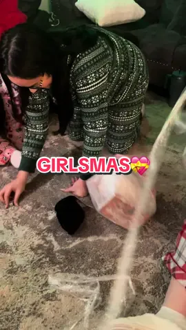 Your sign to have GIRLSMAS full of holiday drinks, games and yummy food 🥰🎄💝👯‍♀️ #girlsmas #girlsnight #christmas #christmasdrinks #drinkrecipe #merrychristmas #christmastiktok #christmasdecor #happyholidays #ornamentdrink #pomegranatemule #friendsmas #christmasgames 