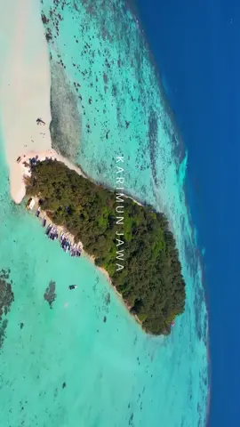 Kepulauan Karimunjawa boasts one of the most exquisite beaches ever visited. It's a place that leaves you longing for more, with memories that linger long after you've left. Discover the serene beauty of this island paradise and create unforgettable moments of your own. 🌊🌴  📍Kepulauan Karimunjawa, East Java 📸@devonsinaga #WonderfulJourney #WonderfulIndonesia #KarimunJawaBeauty #BeachParadise #UnforgettableMemories 🏝️