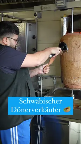 Schwäbischer Dönerverkäufer 😎 #schwabe #döner #spätzle #comedy #serdarkaribik #dialekt #schwäbisch #ketchup #bratensoße #tupper #lustig 