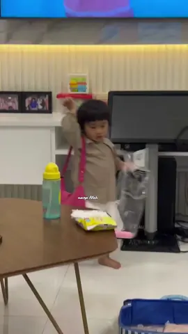 mau kemana sih moon , gemas banget 🤍🤍 sehat selalu anak manis, Aamiin 🤲 #cutraifaaramoana #tabarakallah 