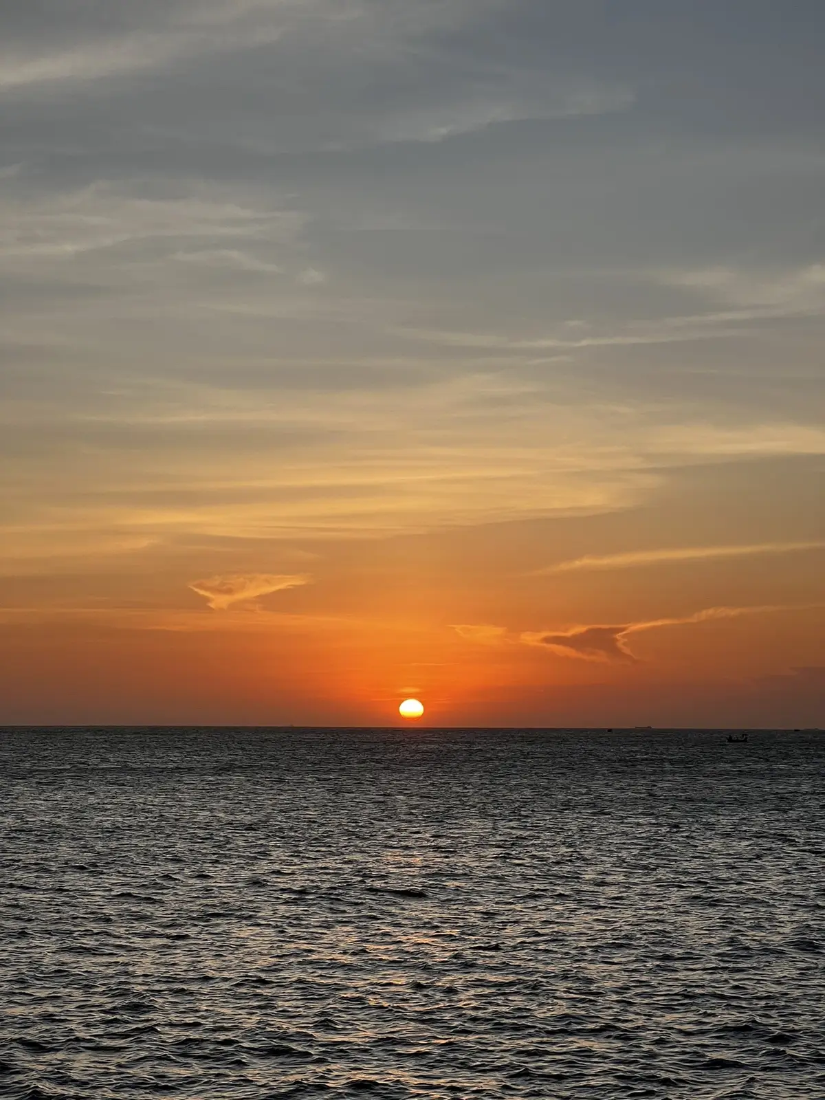 Hoàng hôn trên biển Vũng Tàu chiều hôm nay, là một trong những chiều lung linh cuối cùng của năm 2023! Hy vọng bạn có thể đến và gửi gắm hết nỗi buồn cho ánh chiều tà mang đi!! #xuhuong #dulich #viral #cadinahomes #cadinavilla #vungtaucogi #vungtau #hoanghon 