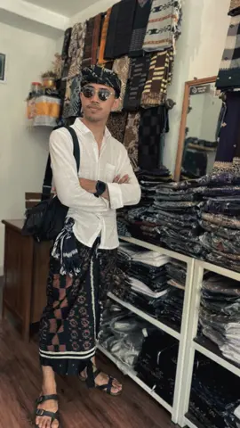 Rekomended style ke pura simpel💨 #blangket #kemejaseratjagung #kamenbatik #kamensetengahjadi #batik #bordir #busanabali #udengbali #udeng #fyp 