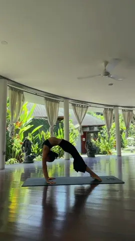 random intuitive flow🖤  #vinyasayoga #yogaflow 