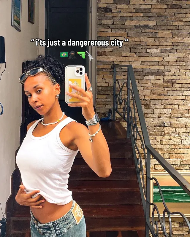 Pour mettre les choses au clair : en tant que Brésilienne je peux vous dire que le Brésil est un pays dangereux, oui, mais comme tout autre pays. Le Brésil s'étend sur 8,51 millions de km², avec des régions plus sécurisées que d'autres, bien sûr.  Ce n'est pas seulement le pays du foot, de la samba et de la drogue ! C'est avant tout un pays magnifique en développement constant, avec des paysages incroyables, de nombreuses cultures locales, et une population très accueillante et joviale. Un endroit où il fait bon vivre. Parlons de Rio de Janeiro 📍💦🦜🌞🌴 Pour moi, le cœur du Brésil, une région incroyable ! La plupart des gens diront que ce ne sont que meurtres, drogue, vols et 