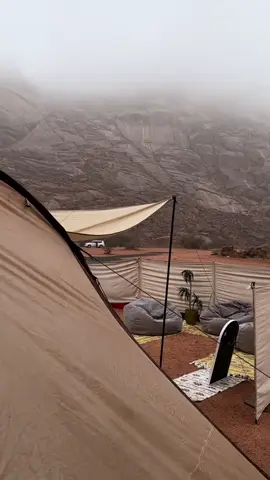 أخ يالجو اليوم  مع جبال حايل وضباب 😔☁️ •• أخذت الخيمة من:  @Blackdeer  جميييلة وموفره جلستين خارجية وبروجكتر  والتعامل معه أجمل ⛺️🤍. #حايل #حايلندا #حائل_الان #حائل  #خيمة #خيمة_الشتاء #جلسات #جلسة_شتوية 
