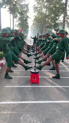 Mới tập ke thôi. Còn cười đc thì vẫn tiếp tục ke nhé. Chạm dây ke tiếp. 😆😆😆 #điềulệnhđộingũ #ámảnh #chúbộđội #kechân #ketay #chiếnsĩmới #cốgắng #xuhuong #khoámới #chuẩnbịnhậpngũ #sscđ 