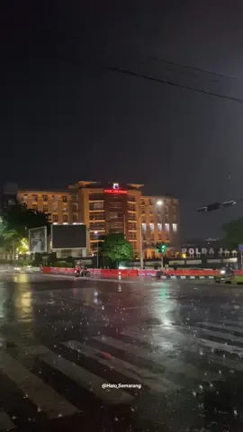 Malam ini Kota Semarang diguyur hujan lebat, semoga 2024 semakin hebat. Daerahmu udan rak bolo? #Halosemarang #Hujan #semarangtiktok #semarangstory #semarangpride #semaranghits #semarang24jam 
