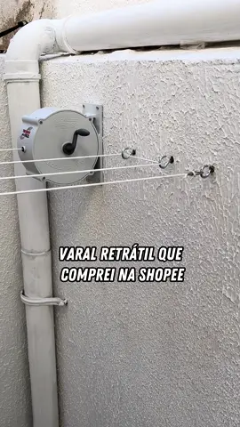COMPREI NS SHOPEE: Varal Retrátil  Perfeito pra você que tem pouco espaço e/ou que não gosta do varal aparente apresentando aquela sensação de bagunça. É perfeito para casas e apartamentos. Super fácil de instalar e de armar e desarmar. Todas essas vantagens por menos de R$50. Quem quiser o link só me pedir.  #comprasshopee #comprinhasshopee #shopee #achadinhosshopee #achadinhosaliexpress 