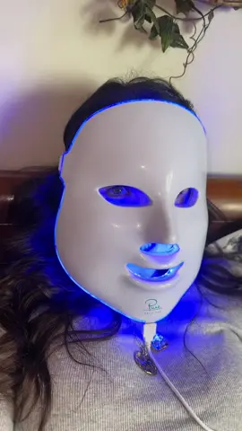 If you haven’t yet start looking into the benefits of Red light therapy…. Its crazy what light can do to your skin! ##redlighttherapy##redlighttherapybenefits##ledmask##redlightmasktherapy##skin##antiaging##acne##hairgrowth##skincare