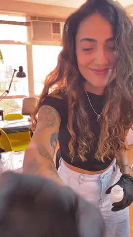 ✶Teia de aranha ✶  Essa teia exclusiva foi feita na corajosa da Emilly, quem já tatuou o cotovelo sabe do q tô falando kkk 🕸️ Curtiu? Me diz oq achou desse trampo! E se tiver interesse em uma arte assim, já me chama na DM ✨ #tattoo #tattoocotovelo #teiadearanhatattoo #vlogtattoo #decalquetattoo #tattooideas #tattoos 