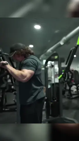 Sam Sulek broke the machine, watch the owner’s reaction.💀 #samsulek #samsulekeffect #samsulekclips #samsulektalks #samsulekmeme #GymTok #gym 