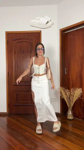 licença, meus novos tamancos da @dubuy querem passar 👡✋🏼🖤l o verão não seria o mesmo sem meus novos favs e pra nossa estação fav estar completa por aí também, temos cupom 