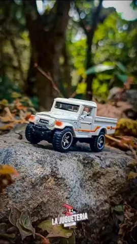 Toy Photography! con el Toyota Land Cruiser de Hotwheels #toyphotography #walkingphoto #toyota #landcruiser 