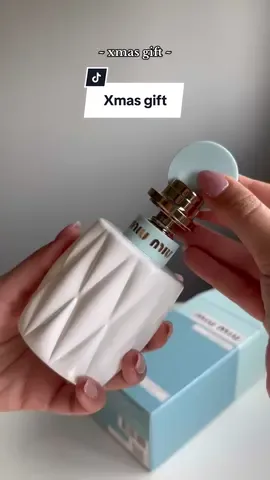 Meu noivo se superou nos presentes esse ano 🫶🏻✨ querem resenha desse cheirinho novo? #miumiuperfume #miumiufleurdelait #perfumetokbr #unboxingdenatal #presentesenatal #natal2023 #unboxingperfume 