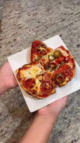 Bolillo pizza #pizza#bolillo#bolillopizza#fastpizza#cheese#pizzasauce#homemade#homemadepizza#pizzanight#quickmeal#latesnack#munchies#comida#cooking#cosinando#foryourpage#fyp#viral#meals#sahm#tiktokmom#pizzaidea#fastpizza#fastfood