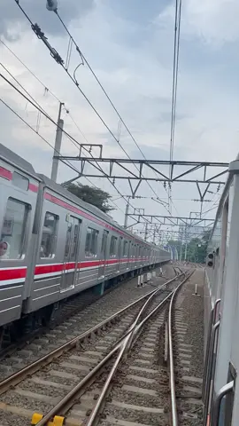 CC 2039809 Kobong  di spot Hunting RF terfavorit di bekasi , salfok sama bocil2 nya #cc2039809 #kaserayu #jpl81bekasi #stasiunbekasi #huntingkereta #fypgaknih #daop1 #lokomotifkobong #keretaapiindonesia 