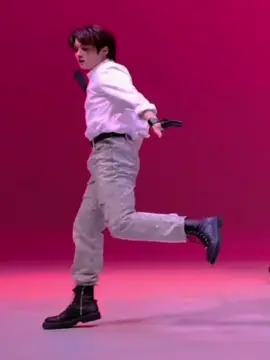 Lee know always slaying his kick #straykids #leeknow #kpop #sclassstraykids #skz #edit #leeknowkick #stay 