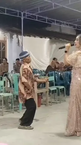 jogetin  az mbah .... Lupakan beban hidup kita 🤣🤣 #joget#kakekviral#koplo#bercanda 