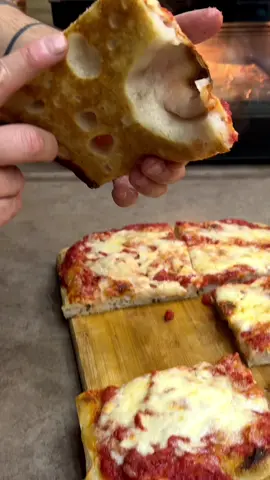 Pizza super!! Ingredienti e dosi per 2 teglie 40x30cm A Mezzanotte rinfresco il lievito madre (ovviamente potete regolarvi in base ai vostri tempi) mettendo in un contenitore 200g lievito madre, 200 g farina Caputo nuvola e 200 g acqua, mescolo, copro il contenitore e lascio a temperatura ambiente per tutta la notte fino alle 10.15 orario in cui impasto aggiungendo al lievito madre nel contenitore, 650 g di farina Caputo nuvola, 300 g di acqua + 70 (che aggiungerò man mano, per un totale di 370 g di acqua), 16 g di sale e 20 g olio evo. Finisco di impastare alle 10.40 e dopo 20 minuti alle 11.00 faccio un giro di pieghe e metto a lievitare in un luogo molto caldo (22-26 gradi) per 7 ore quindi finì alle 18.00. Alle 18.00 divido l’impasto nelle due teglie, lo stendo un po’ e metto a lievitare per ancora 1 ora in luogo caldo. Quindi alle 19 stendo le pizze bene, faccio riposare 30 minuti ancora in luogo caldo,’poi condisco e inforno. Per la pizza bianca, metto solo un filo d’olio sopra e poi condisco con mozzarella solo 5-6 minuti prima di sfornare. Per la rossa invece, condisco con passata di pomodoro non abbondante, poi 5 minuti prima del termine della cottura tolgo la pizza, aggiungo altra passata, la mozzarella e faccio finire di cuocere. #carlogaiano #pizza 