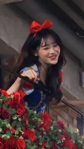 my princess chuu 🍏👑 snow white??? anna??? repunzel???                             || #chuu #kimjiwoo #kkoti #kpop chuu 231230 cr: wohjrry twt