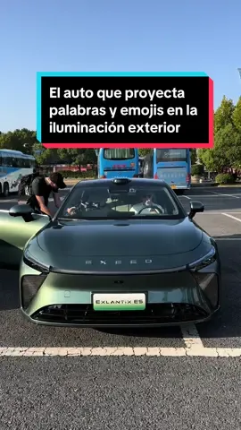 Un ejercicio de diseño de Exeed con luces exteriores que proyectan letras, palabras e imágenes. #exeed #exlantix #car #cars #cartech #cartechnology #technology #carsoftiktok #techtok 
