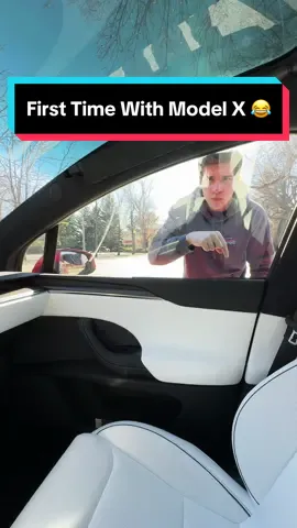 The Model X doors confuse everyone 🤣💀 #tesla #modelxplaid #teslatok #modelx #confusing 