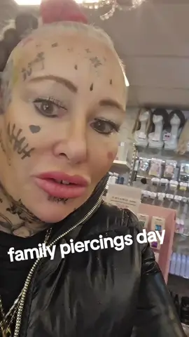 #lgbtqia🏳️‍🌈 #piercing #tattooedgirls #nanahev #tattoed #hevsangels #motherdaughter 