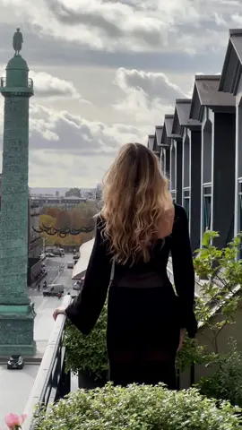 Behind the scenes shooting at Park Hyatt Place Vendome. Wearing a black dress by Pheme Paris and pearl jewelry by Apm Monaco.  Do you like this Look ? 💁🏼‍♀️ #parkhyattparis #placevendome #phemeparis #apmmonaco #pari 