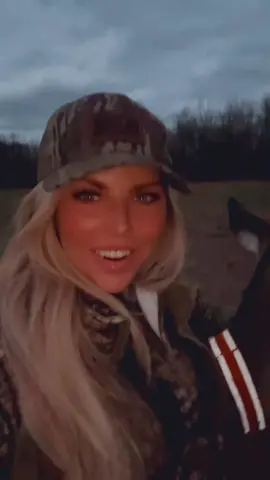 Successful hunt when Dolly comes to say hi 🤎🦌 #huntingseason #deerseason #whitetaildeer #mossyoak #womenwhohunt #therealslimswaney 